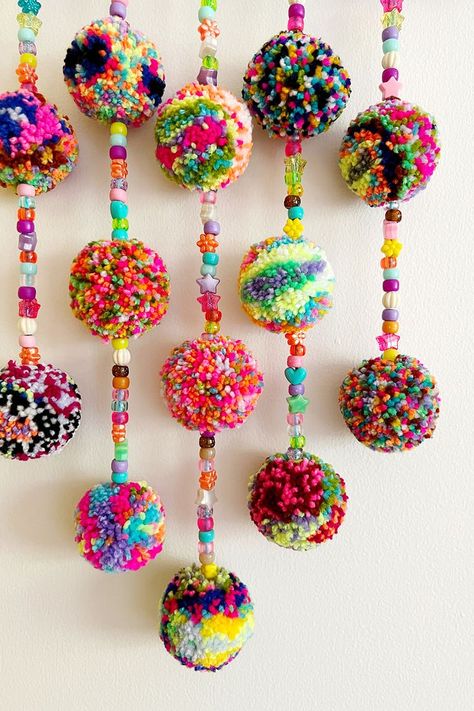 Diy yarn pom pom