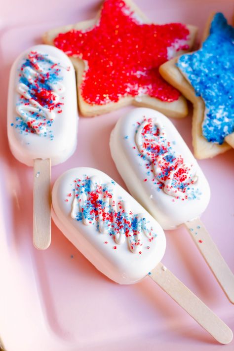 Diy Cakesicles, Cakesicle Recipes, 4th July Cake, 4th Of July Dessert Ideas, 4th Of July Cake Pops, Paleta Magnum, Popsicle Ideas, Cakesicles Ideas, Popsicles Cake