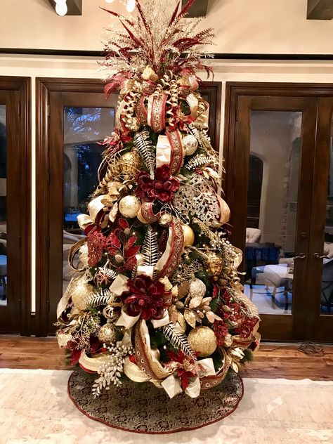 Elegant burgundy, champagne and gold Christmas tree designed by Arcadia Floral and Home Decor. Pretty Christmas Trees, Elegant Christmas Trees, Gold Christmas Decorations, Christmas Tree Inspiration, Cool Christmas Trees, Beautiful Christmas Trees, Gold Christmas Tree, Christmas Tree Design, Christmas Tree With Gifts