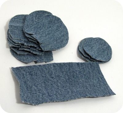 PerlillaPets: Tutorial & creative recycling: rose made of jeans! Denim Flowers Tutorial, Denim Earrings, Denim Crafts Diy, Fabric Flower Brooch, Blue Jeans Crafts, Fabric Flower Tutorial, Denim And Diamonds, Rose Tutorial, Handmade Flowers Fabric