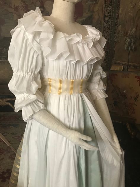 The Devil Wears A White Dress: Antoinette et la chemise Hobbit Dress, White Victorian Dress, Wardrobe Overhaul, 18th Century Dresses, Historical Costuming, Rococo Fashion, Chemise Dress, Century Dress, Period Dress