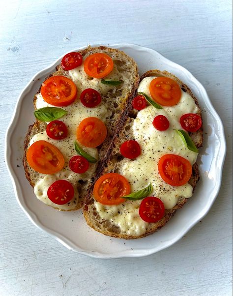 Mozzarella And Tomato Toast, Mozarella Recipes Dinner, Bread Aesthetic, Healthy Aesthetic, Basil Bread, Dinner Homemade, Recipe Lunch, Cooking Bread, Tomato Sandwich