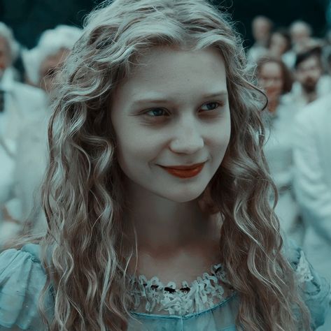 Fairfarren Alice, Wonderland Icons, Alice Kingsleigh, Alice In Wonderland 2010, Fire Spirit, Wonderland Aesthetic, Dragon Age Characters, Alice In Wonderland Aesthetic, Mia Wasikowska