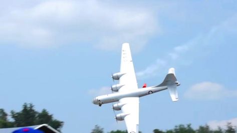 Giant Rc B-29 Crashes Into Tents Micro Rc Planes, Model Airplanes Display, Electric Rc Planes, Aircraft Accidents, Ultralight Helicopter, Rc Model Aircraft, Aviation Accidents, Monkey Dress, Radio Controlled Aircraft