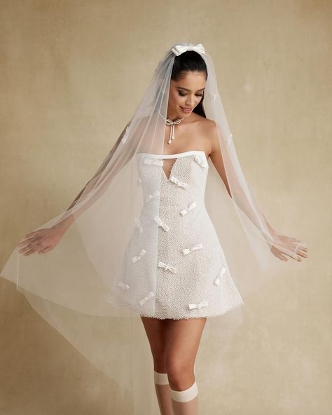 Spectacular mini wedding dress Ava by Blammo Biamo ⠀ Trapezoidal dress embroidered with pearls and decorated with satin bows ✨ ⠀ #RaraAvisGroup #newcollection #BlammoBiamo Blammo Biamo, Mini Wedding Dress, Chic Wedding Dresses, Mini Wedding Dresses, Wedding Dress Guide, Gown Inspiration, Rustic Wedding Dresses, Dress Guide, Mini Wedding