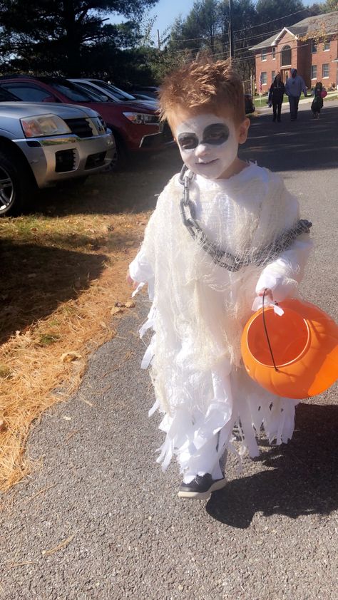 My LO wanted to be a “homemade” ghost for Halloween! So I gave it a whirl! Not too bad ! $5 sheet from Walmart, cheese cloth and chain from the dollar store 😍 Scary Ghost Halloween Costume, Sheet Ghost Costume, Toddler Ghost Costume, Ghost Costume Kids, Diy Costumes For Boys, Boys Halloween Costumes Diy, Ghost For Halloween, Ghost Dresses, Ghost Halloween Costume