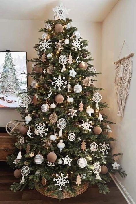 Christmas Tree Ideas 6ft, Pretty Christmas Trees Ideas, Christmas Tree Gold And White Simple, Boho Christmas Tree Skirt, Christmas Nordic Style, White And Brown Christmas Decor, Christmas Tree Ideas Neutral Colors, Neutral Color Christmas Trees, Boho Tree Christmas