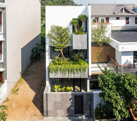 Viet Tri House / i.House Architecture and Construction | ArchDaily I House, Townhouse Designs, Areas Verdes, Landscape And Urbanism, Urban Architecture, House Architecture, Residential House, Architecture Student, Space Architecture