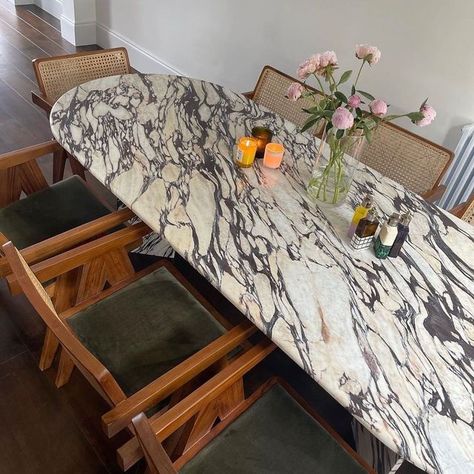 Marble Dining Room, Calacatta Viola Marble, Viola Marble, Calacatta Viola, Marble Furniture, Iconic Chairs, Marble Dining Table, Travertine Marble, Art Deco Home