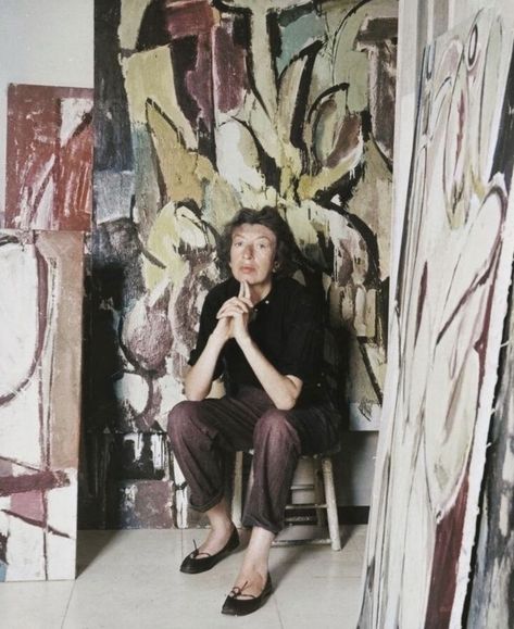 Lee Krasner Lee Krasner Paintings, Painter In Studio, Female Artists Painting, Art History Books, Painter Fashion, Artist Atelier, Elaine De Kooning, Artist Space, Successful Artist