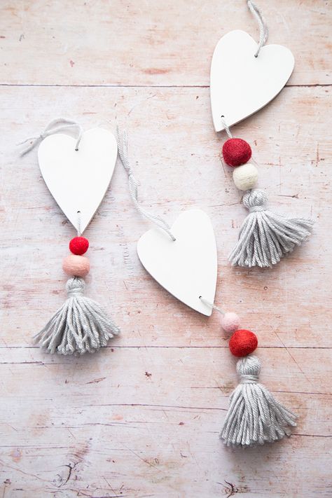 See how to make this DIY Hanging Heart and Tassel using a wood heart from craft store and a handmade yarn tassel. Perfect Valentine DIY decor! Valentines Accessories, Boho Valentine, Yarn Tassel, Valentine Diy, Valentine Embroidery, Diy Valentines Decorations, Handmade Yarn, Wood Hearts, Diy Decorations