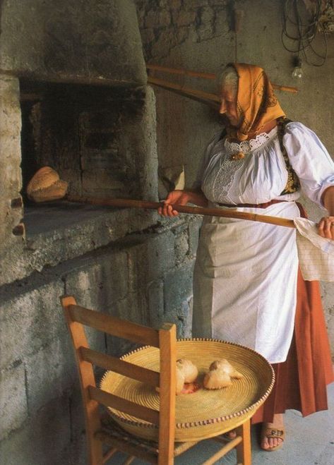 Making Bread, Italian Heritage, Italian Bread, Old Woman, Old People, People Of The World, 인물 사진, Rupaul, Sardinia