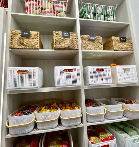 35 DIY Dollar Store Pantry Organization - Home Soils Pantry Floor Organization, Dollar Store Pantry Organization, Store Pantry Organization, Pantry Floor, Laundry Room Update, Pantry Organization Ideas, Functional Storage, Pantry Organization, Dollar Store Diy