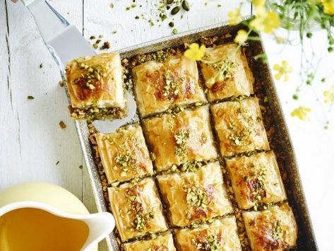 Baklava met pistache en honing - Libelle Lekker Baklava Recept, Beauty Cakes, Bread Cake, Healthy Sweets, Baklava, Cupcake Cookies, High Tea, Cake Cookies, Diner