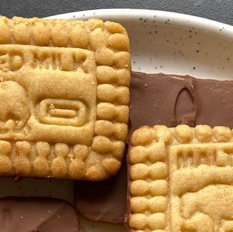 Remi Idowu - Food Blogger on Instagram: "MALTED MILK BISCUIT 100g caster sugar 200g unsalted butter 275g plain flour 100g malt powder (i used holicks) 25g milk powder 180g milk chocolate cookie cutter from @makebakes_ #maltedmilk #biscuits #maltedmilkbiscuits #biscuitrecipe #easyrecipes #foodblogger #chocolate #yummy" Malted Milk Biscuits, Malt Powder, Milk Biscuits, Malted Milk, Caster Sugar, Milk Powder, Plain Flour, Biscuit Recipe, Powdered Milk