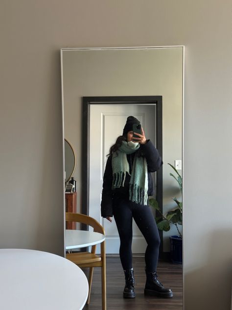 Scarf Vest Outfit, Winter Hat And Scarf Outfit, Big Scarf Outfit Chunky Scarves, Thick Scarf Outfit, Oversized Scarf Outfit, Black Puffer Coat Outfit, Winter Beanie Outfit, Chunky Scarf Outfit, Big Scarf Outfit