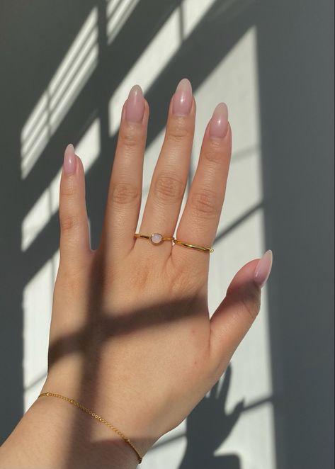 Rings On Hand, Hand With Ring, Minimal Gold Jewelry, Minimal Gold, Hand Rings, Multiple Rings, Gold Rings Simple, Jewelry Set Design, Diy Bracelet Designs