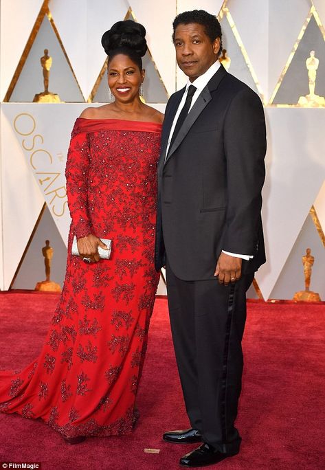 Power couple! Denzel Washington and wife Pauletta attended the 89th Annual Academy Awards ... Red Carpet Couples, Oscars 2017, Red Carpet 2017, Oscar Fashion, Black Hollywood, Famous Couples, Denzel Washington, The Oscars, On The Red Carpet