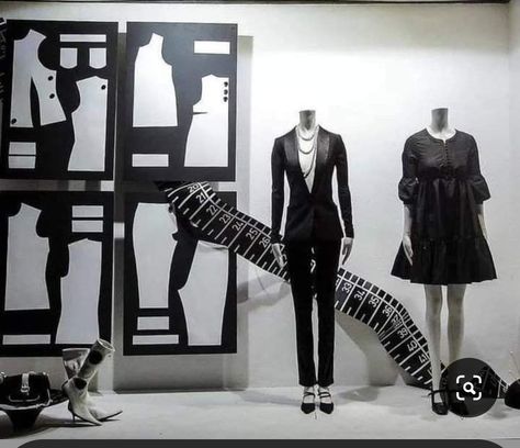 Unique Mannequin, Fashion Window Display, معرض فني, Design Studio Workspace, Visual Merchandiser, Fashion Designer Studio, Fashion Displays, Visual Merchandising Displays, Store Design Boutique