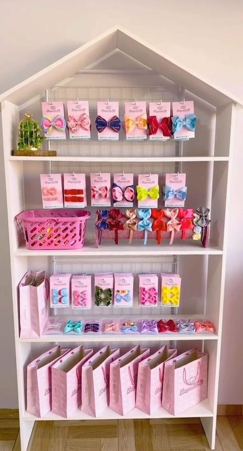 Shelf Ideas For Craft Room, Retail Bow Display, Kid Boutique Ideas, Kids Salon Ideas Interior Design, Hair Bow Display Craft Show, Work Desk Decor Ideas, Small Boutique Decor, Mini Boutique Store Ideas, Kids Boutique Ideas