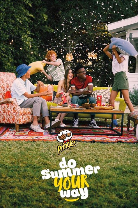 Pringles: Do summer your way • Ads of the World™ | Part of The Clio Network Beverage Photography Ideas, Food Videography, Design Campaign, Party Photoshoot, Ad Of The World, Creative Advertising Campaign, Summer Campaign, Media Planning, Ads Of The World