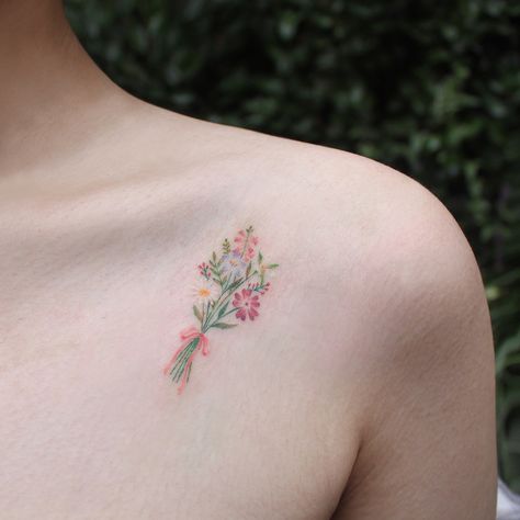 Colorful Flower Tattoo, Tiny Flower Tattoos, Mom Daughter Tattoos, Flower Bouquet Tattoo, Watercolor Tattoo Flower, Illustration Flower, Flower Tattoo Back, Bouquet Tattoo, Special Tattoos