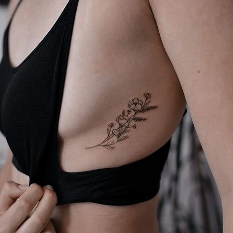 Poppy Rib Tattoo, Rib Flower Tattoo, Flower Underboob Tattoo, Fine Line Rib Tattoo, Floral Rib Tattoo, Flower Rib Tattoo, Flower Tattoo On Ribs, Tato Minimal, Rib Tattoos For Women