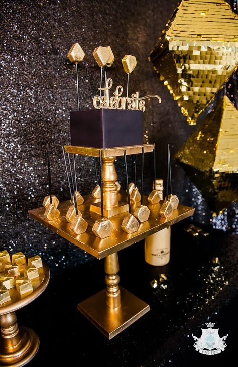 A Glistening Gold Geometric Luxe Party to Celebrate and bring in the New Year by Sweet Empire Gold Themed Bedroom, Gold Themed Birthday Party, Gold Table Centerpieces, Black And Gold Centerpieces, Gold Centerpieces, Black Gold Jewelry, Gold Theme, 40th Birthday Parties, Gold Table