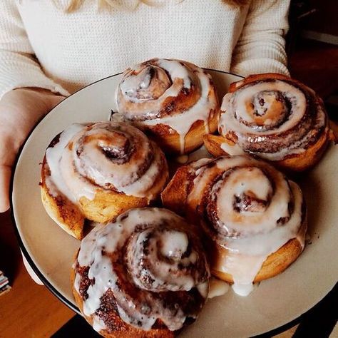 Cinnamon buns food sweets dessert food pictures cinnamon buns foodie God Mat, Think Food, Dessert Bar, Food Goals, Fall Desserts, Iftar, Pretty Food, Food Cravings, I Love Food