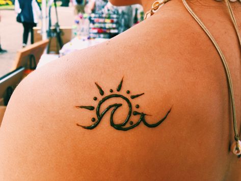 Small Henna Designs Hand Tiny Tattoo, Henna Tattoo Designs Ribs, Henna Tatoos Ideas Arm, Cute Henna Tattoos Aesthetic, Wave Henna Designs, Cute Summer Henna Tattoos, Cool Henna Tattoos For Men, Beachy Henna Ideas, Hawaiian Henna Designs