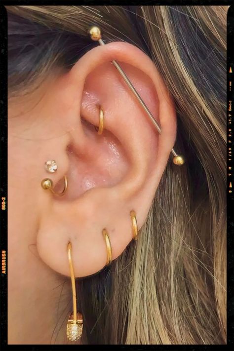 Piercings With Industrial Bar, Ear Piercing Ideas With Industrial Bar, Ear Styling Industrial, Ear Styling With Industrial, Good Industrial Piercing, Piercing Ideas With Industrial, Indistruel Piercing, Ear Piercings Placement Ideas, Idea Piercings