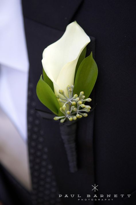 the groom's matching single white calla lily with a bit of green Wedding Bouquets Bride Calla Lily, Boutonniere Wedding Calla Lily, Calla Lily Buttoniere, Cala Lilly Boutineer, Small Calla Lily Bouquet, Mini Calla Lily Boutonniere, White Calla Lily Boutonniere, Mini Calla Lily Bouquet, Calla Lily Buttonhole