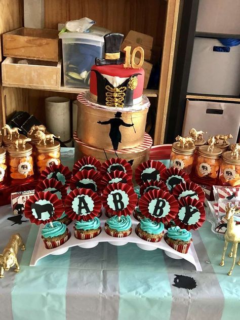 Carnival Party Foods, Circus Trapeze, Vintage Party Ideas, Circus Cakes, Shabby Chic Cakes, Circus Birthday Party Theme, Cupcakes For Men, Vintage Circus Party, Circus Carnival Party