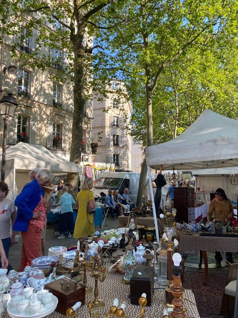 Flea Market Paris, Montmartre Paris Aesthetic, Summer In Paris Aesthetic, Paris Summer Aesthetic, French Supermarket, Paris Study Abroad, Vintage Paris Aesthetic, Paris April, Home Sanctuary