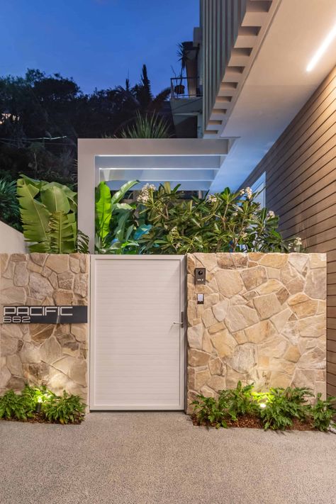 PACIFIC COAST HOUSE - Chris Clout Design Coastal Gate Entrance, Coastal House Landscaping, Front Fence And Gate Ideas, Sandstone Front Fence, Beach Gate Design, Exterior Fence Ideas, Chris Clout Design, Stone Front House Exterior, House Front Gate Wall Design