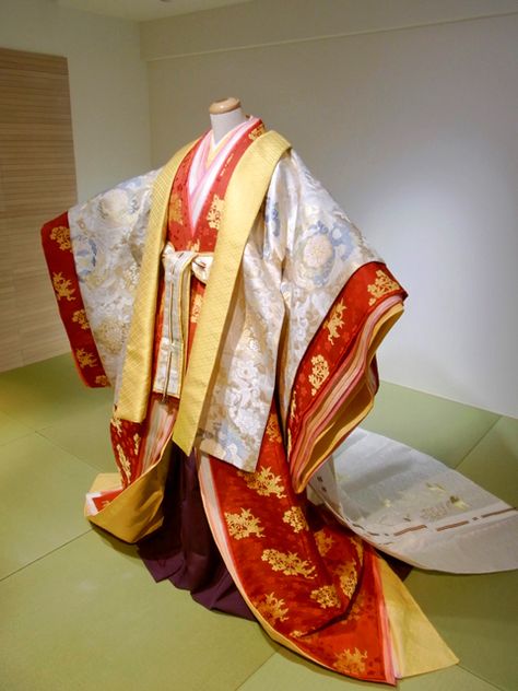 Royal Kimono Japan, Fancy Kimono Traditional, Kimono Fashion Traditional, Fancy Kimono, Kabuki Costume, Traditional Asian Clothing, Kimono Traditional, Heian Era, Kimono Japan