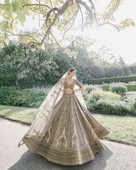 @angieghirra wedding pictures are pouring ounces of elegance and beauty in each frame💫💕 Desi Engagement Outfit, Shaadi Lehenga, Punjabi Aesthetic, Lengha Design, Indian Wedding Reception Outfits, Lehenga For Wedding, Punjabi Weddings, Wedding Reception Outfit, Anand Karaj