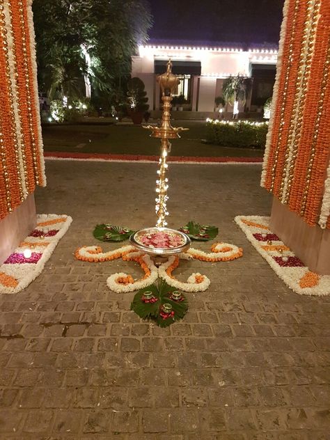 Floral Rangoli, Home Garden Wedding, 1920 Art Deco, Housewarming Decorations, Diwali Decorations At Home, Diy Diwali Decorations, Beautiful Wedding Decorations, Wedding Floral Design, Diwali Diy