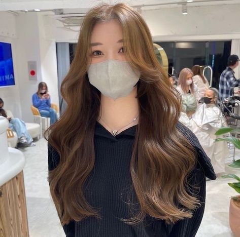 Butterscotch Hair, Hair Color For Warm Skin Tones, Kpop Hair Color, Hair Colors Ideas, Brown Hair Color Shades, Olive Hair, Soft Layer, Layer Cut, Beige Hair