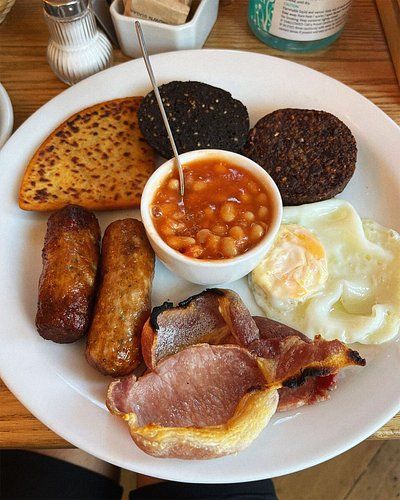 Edinburgh local food: Where to eat and what to order - Tripadvisor Full Scottish Breakfast, Edinburgh Food, Scottish Breakfast, Roasted Sprouts, Steak Frites, Lunch Menu, Winter Squash, Gordon Ramsay, Onion Soup