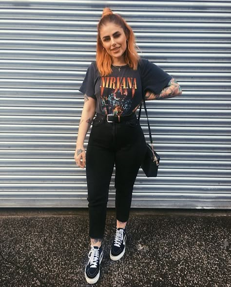 Trendy Punk Outfits, Outfit For A Rock Concert, Rock Gf Outfit, Alternative Rock Concert Outfit, Rock Tshirt Outfit, Graphic Tshirt Outfits, Vintage Band Tees Outfits, Rock And Roll Outfits Women, Metal Head Outfits