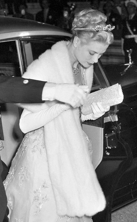 Classic Hollywood Movie Stars, Old Hollywood Fashion, Princess Grace Kelly, Old Hollywood Movies, Civil Wedding, Trending Fashion Outfits, Look At The Stars, Princess Grace, Crown Princess Mary