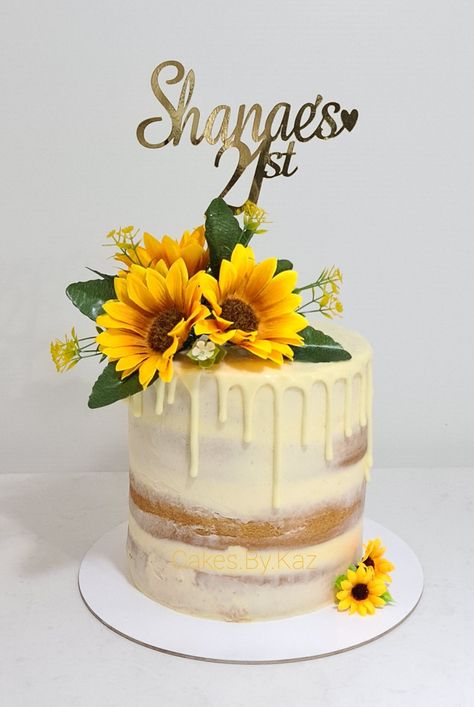 Sunflower Cake Design Simple, Sunflower Birthday Party Ideas For Women, Rustic Birthday Cake For Women, Birthday Cake With Sunflowers, Sunflower Cakes Ideas, Semi Naked Cake Birthday, Sunflower Cake Birthday, Sunflower Cake Ideas, Sunflower Cake Design