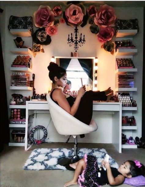 Diy Makeup Table Ideas, Diy Makeup Vanity Table, Pinterest Bedroom, Vanity Diy, 40 Makeup, Mirror Decor Ideas, Diy Makeup Vanity, Makeup Room Decor, Dekor Diy