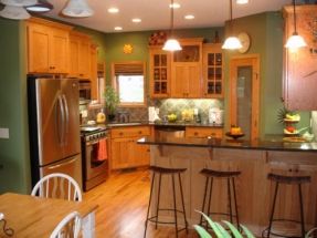 CHECK!   I have the "bright happy green" kitchen I dreamed of with my oak cabinets.  I used "Asparagus" by BEHR. Colors With Oak Cabinets, Green Kitchen Paint, Light Oak Cabinets, Green Kitchen Walls, Honey Oak Cabinets, Trendy Kitchen Colors, Oak Kitchen Cabinets, Kitchen Wall Colors, Kitchen Cabinets Decor