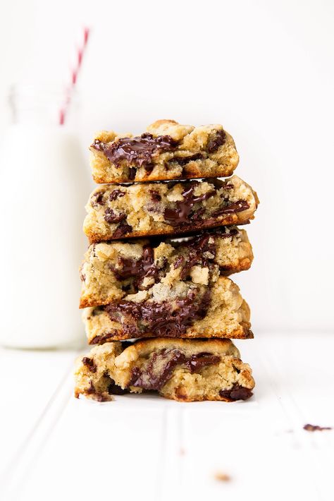 Copycat Chocolate Chip Levain Bakery Cookie Recipe - Broma Bakery Levain Bakery Cookie Recipe, Levain Chocolate Chip Cookies, Levain Cookies, Bakery Chocolate Chip Cookies, Broma Bakery, Cookie Crisp, Vegan Cookie, Levain Bakery, Sugar Eggs