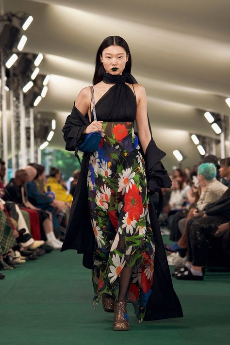 Media Outfit, Burberry Summer, Burberry 2023, Ss 2024, London Fashion Weeks, Catwalk Collection, Bias Cut Dress, Burberry Prorsum, 2024 Fashion Trends