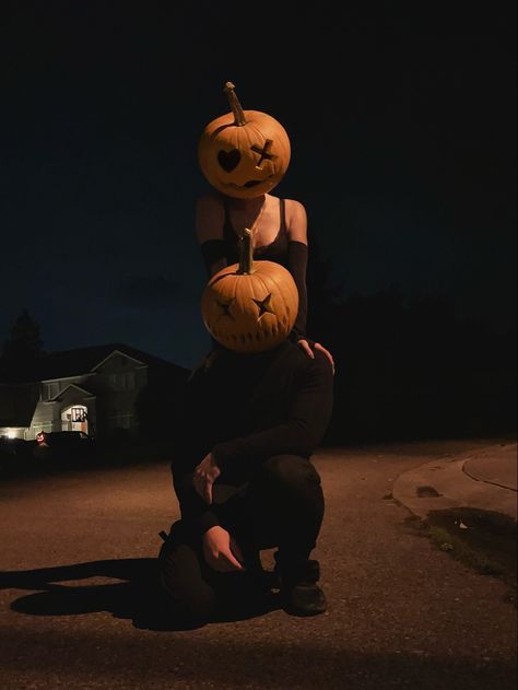 Spooky Season Couples, Pumkin Carving Couple Pics, Halloween Pics With Boyfriend, Cute Couple Halloween Pictures, Couple Horror Photoshoot Ideas, Poses For Halloween Pictures, Creative Halloween Photoshoot, Cute Couple Pumpkin Carving, Couples Halloween Aesthetic