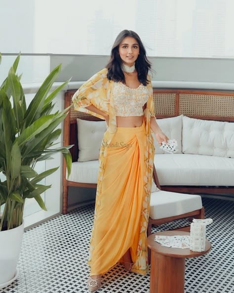 Indo-Western Outfits for Your Bridesmaids to Bookmark Haldi Look For Bride, Haldi Dress Ideas, Haldi Look, Haldi Ceremony Outfit, Bridesmaid Outfits, Haldi Dress, Mehendi Outfit, Haldi Outfits, Haldi Outfit