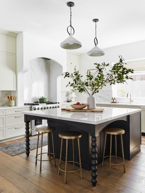 Kitchen of the Week: Light and Lofty With a Modern Spanish Style Modern Spanish Style Kitchen, Modern Spanish Kitchen, Mediterranean Bathroom Ideas, Modern Mediterranean Kitchen, Spanish Kitchen Design, Modern Spanish Style, Spanish Style Kitchen, Mediterranean Bathroom, Spanish Kitchen